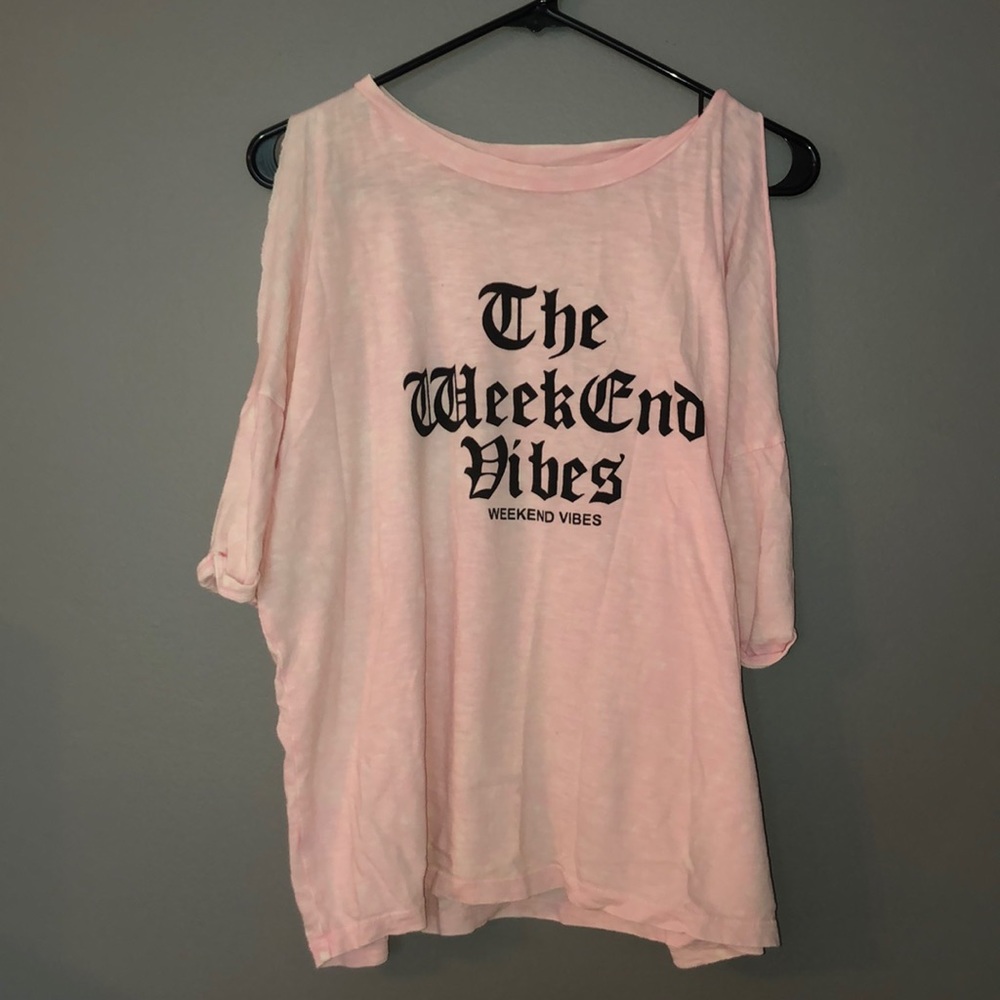 pink “weekend vibes” shirt